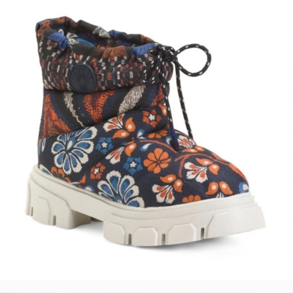 Farm Rio Womens Pineapple Flower Lug Sole Puffer Boots New In Box Size 7.5 - Picture 1 of 4